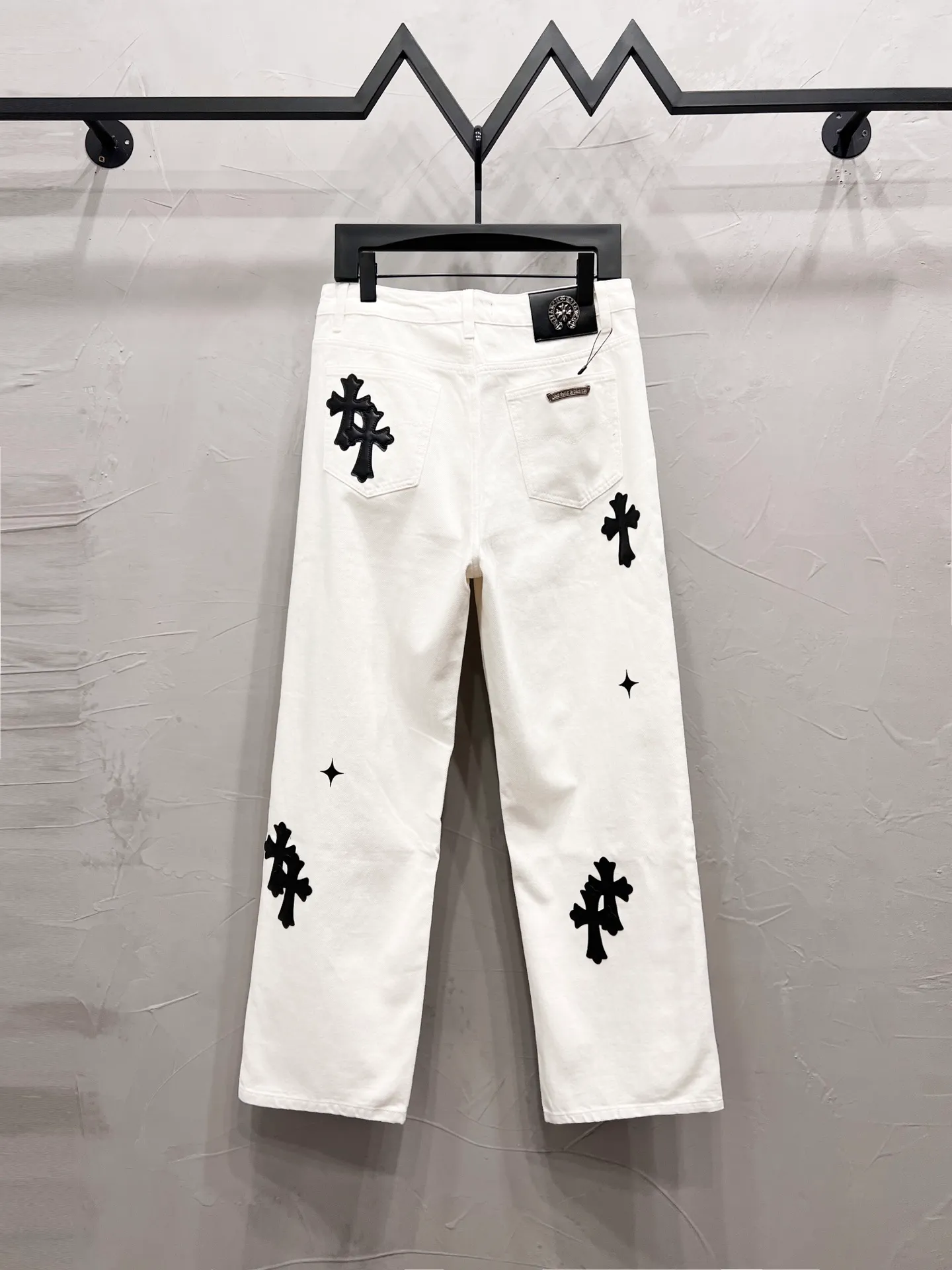 P210 Style number: [M935] Chrome hearts & Chrome hearts 25ss black leather white pants cross patch leather jeans CH Chrome hearts double knee cross patch leather bo1 version logging pants straight work pants B136 Chrome hearts cross Sanskrit overalls Price 24W level, patch cross flower embellishment, high waist washed jeans! ! Absolutely high-end luxury products, 1.9W level god-level single products, super popular products, made by top heavy industry, not to be missed. About Zangyin, this is an extremely luxurious fashion brand, which can also be called the nobles of the high street. It has always been an exclusive brand of some hipsters or rich second generation. Compared with ordinary high streets, it is more luxurious and noble. Compared with luxury brands, it has a more fashionable personality and has always been a brand that I have a special liking for. Imported yarn is custom-woven into a high-density twill canvas. While ensuring a stiff silhouette, the fabric feels very delicate. It follows the B01 classic silhouette. The upper body is stiff and stylish. The ready-made garments are stone-ground and fermented and can be matched with any style. Buttons and zinc-brushed washables are genuine YKK retro metal products. Double-layered canvas on the front. Perfect details. All hardware is perfect. Size: 30-32-34-36 Color: white pants and black leather